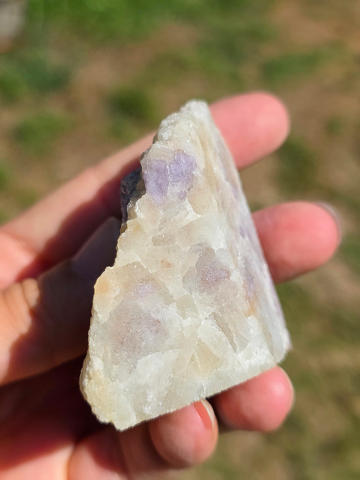 petite géode de Spinelle violet brut sur Calcite blanche