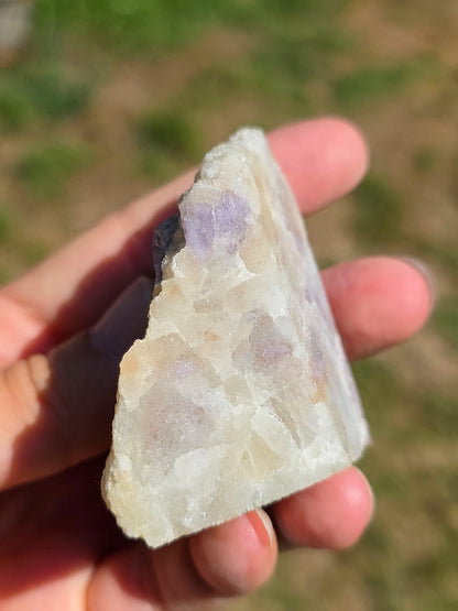 petite géode de Spinelle violet brut sur Calcite blanche