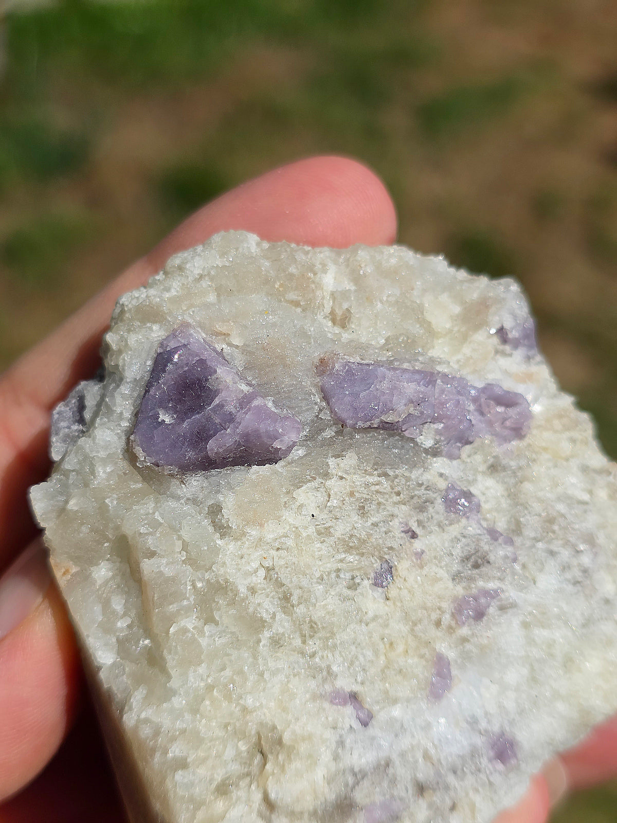 petite géode de Spinelle violet brut sur Calcite blanche