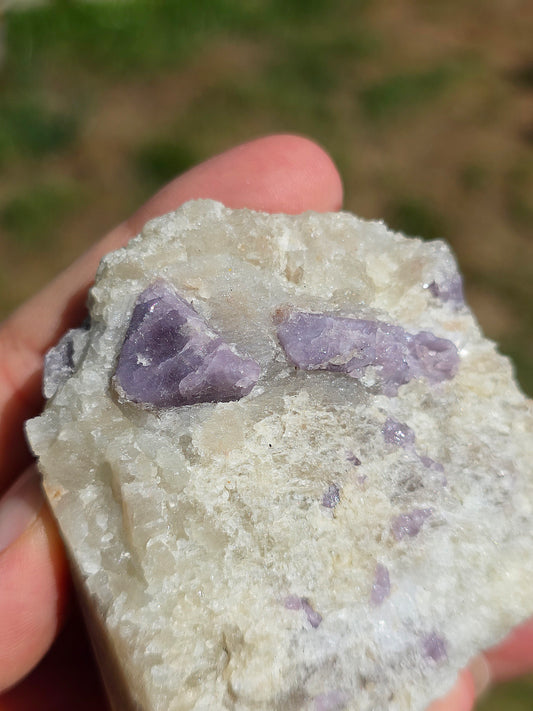 petite géode de Spinelle violet brut sur Calcite blanche