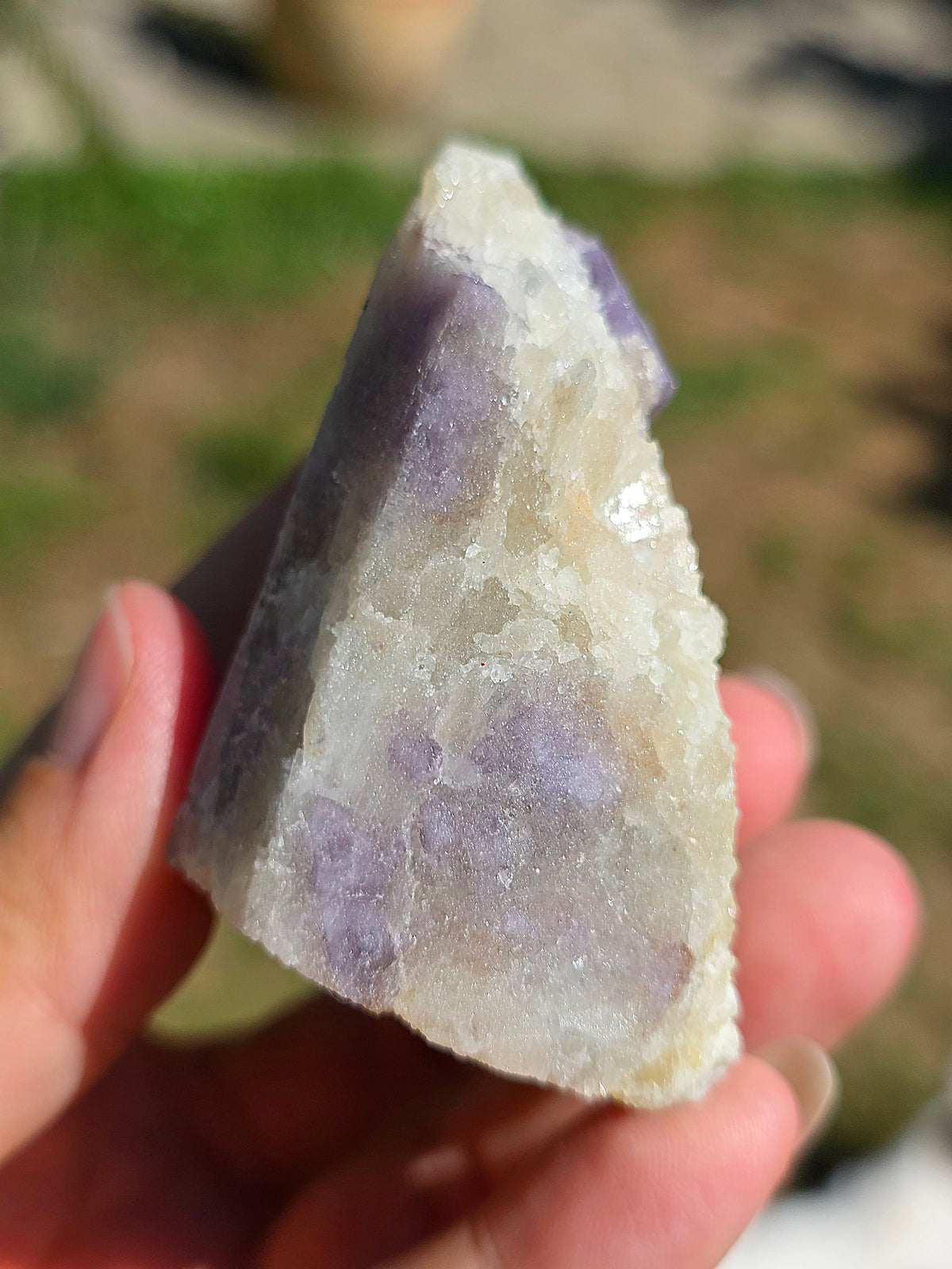 petite géode de Spinelle violet brut sur Calcite blanche