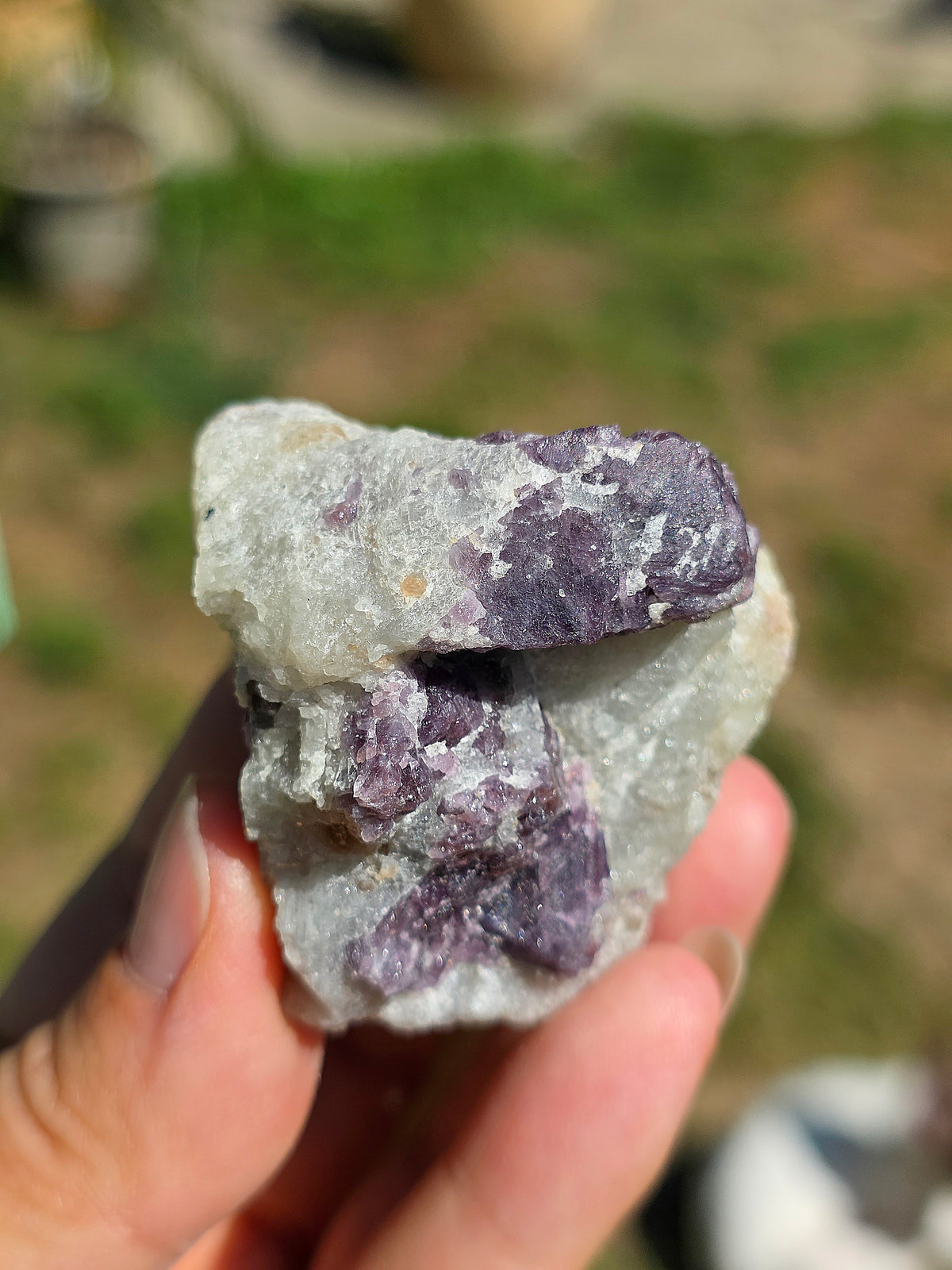 Spinelle violet brut sur Calcite blanche