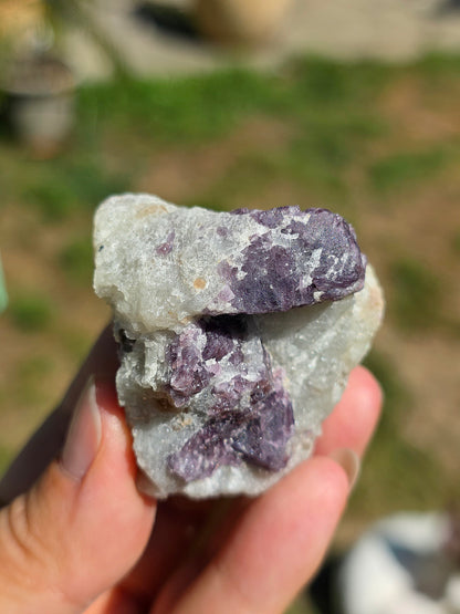 Spinelle violet brut sur Calcite blanche