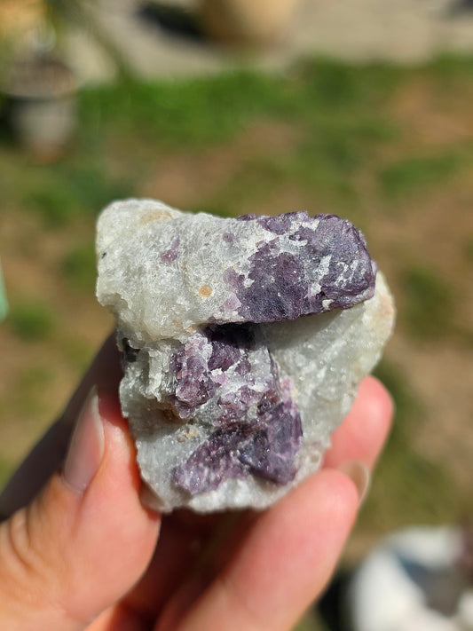 Spinelle violet brut sur Calcite blanche