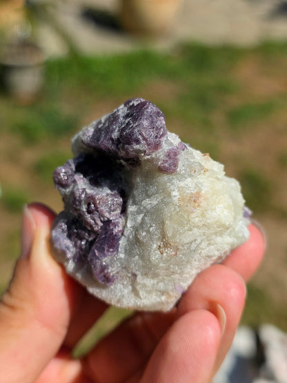 Spinelle violet brut sur Calcite blanche