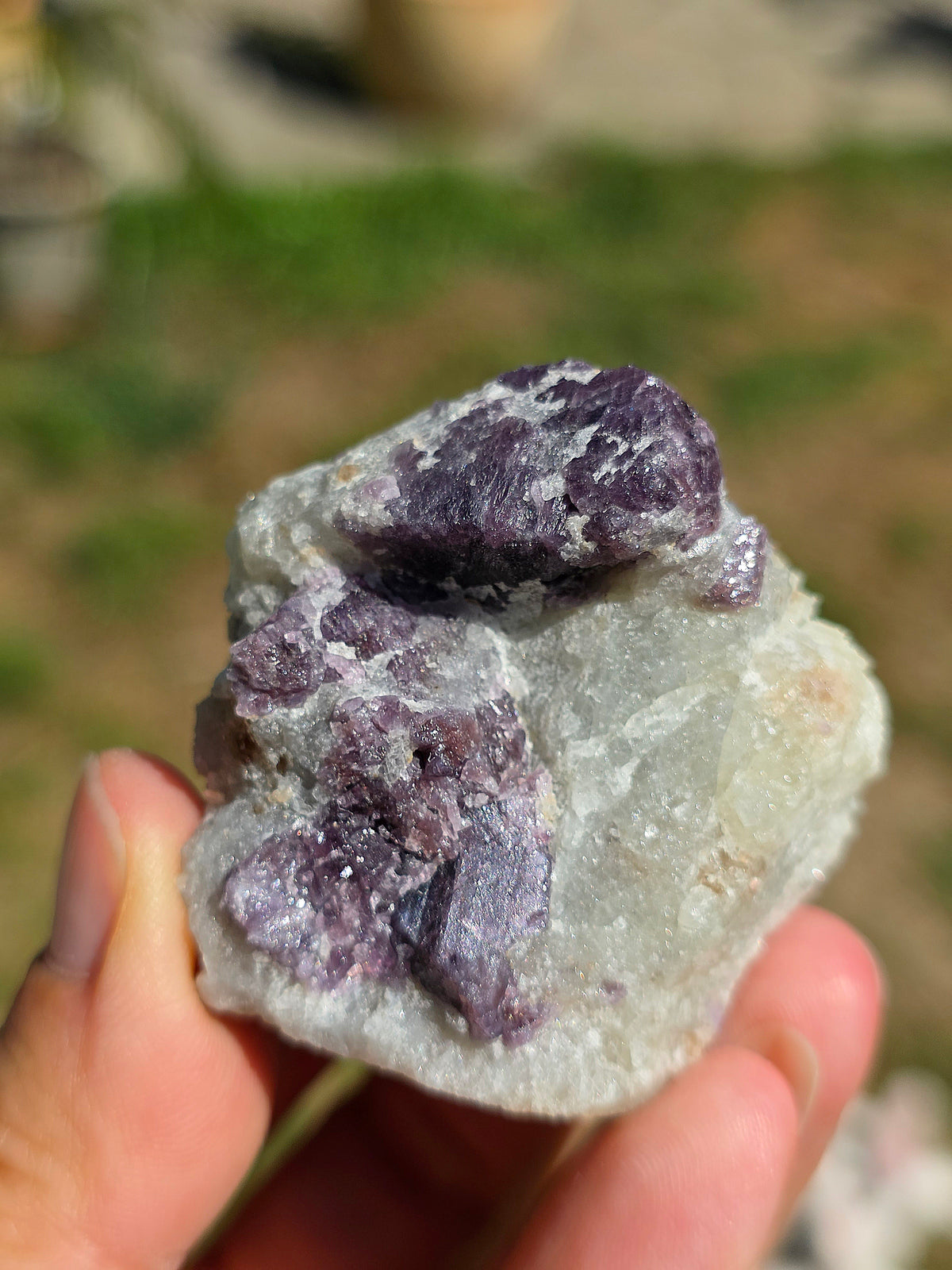 Spinelle violet brut sur Calcite blanche