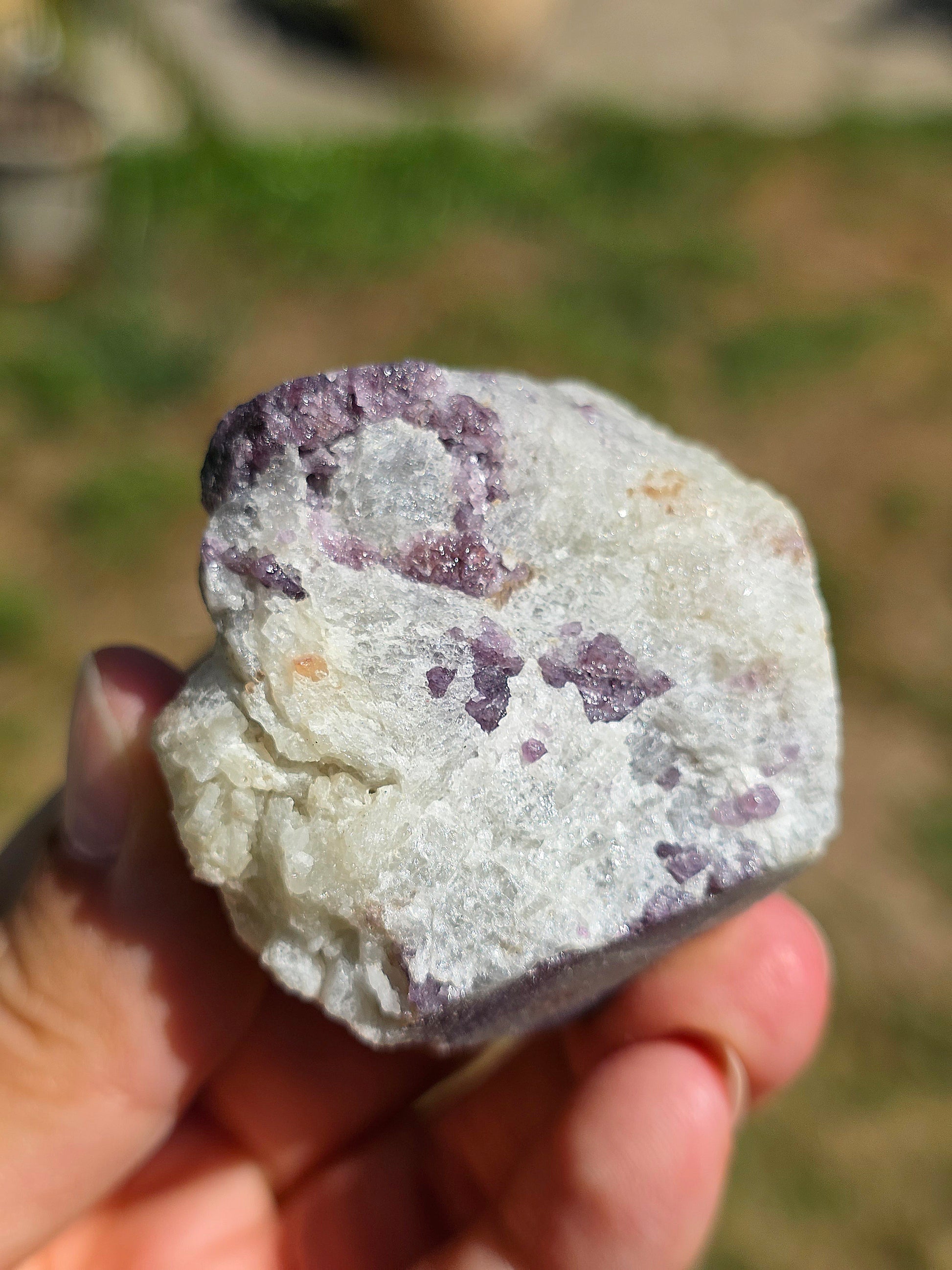 Spinelle violet brut sur Calcite blanche