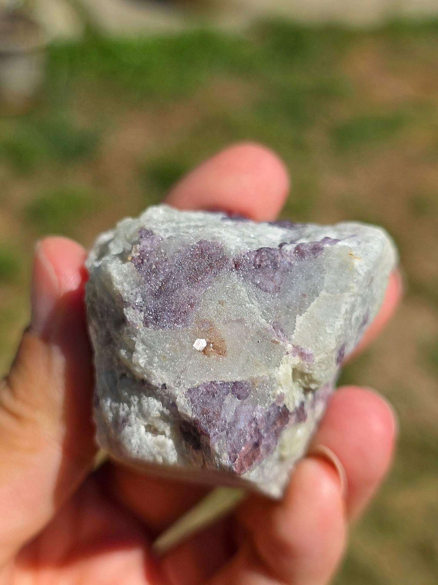 Spinelle violet brut sur Calcite blanche
