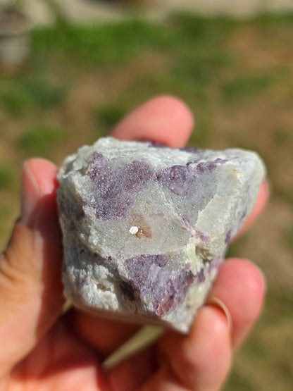 Spinelle violet brut sur Calcite blanche