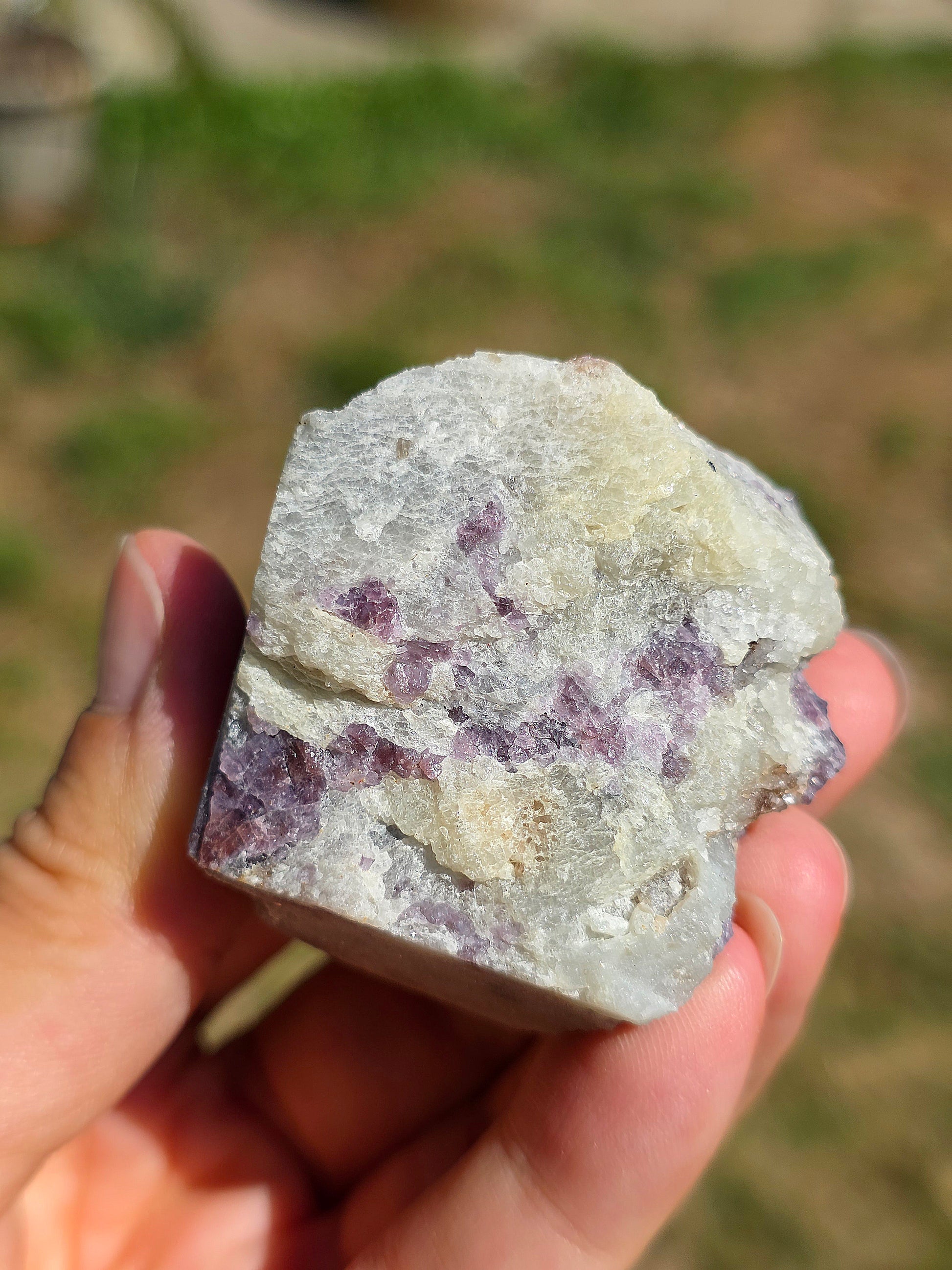 Spinelle violet brut sur Calcite blanche