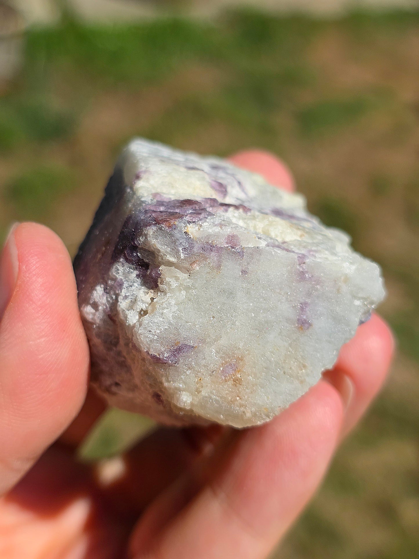 Spinelle violet brut sur Calcite blanche
