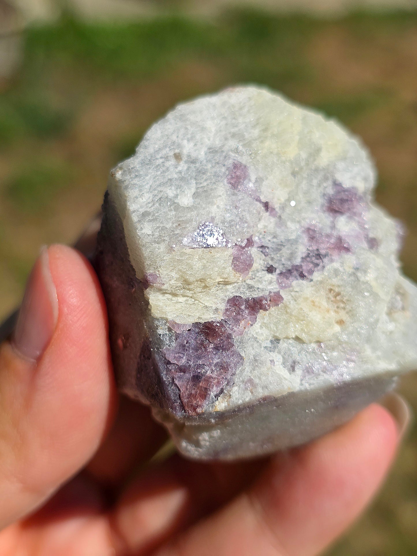 Spinelle violet brut sur Calcite blanche