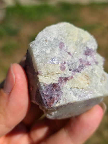 Spinelle violet brut sur Calcite blanche