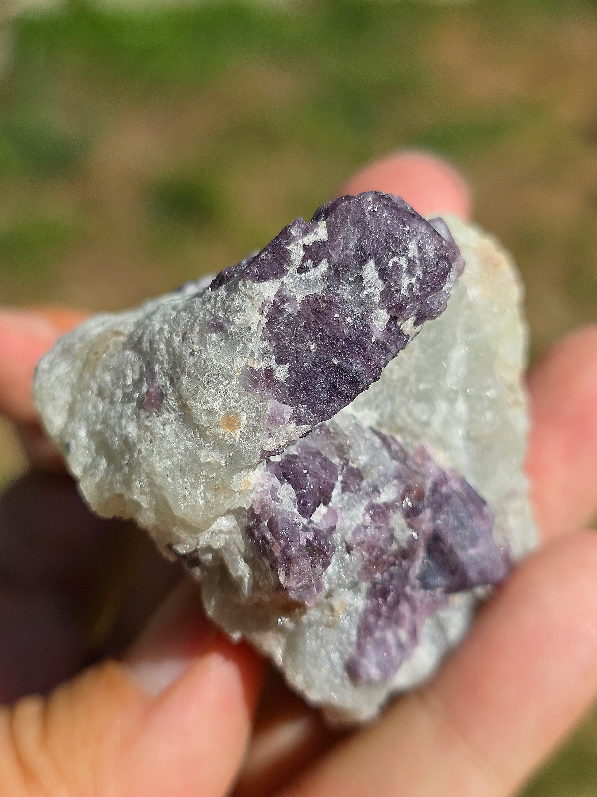 Spinelle violet brut sur Calcite blanche