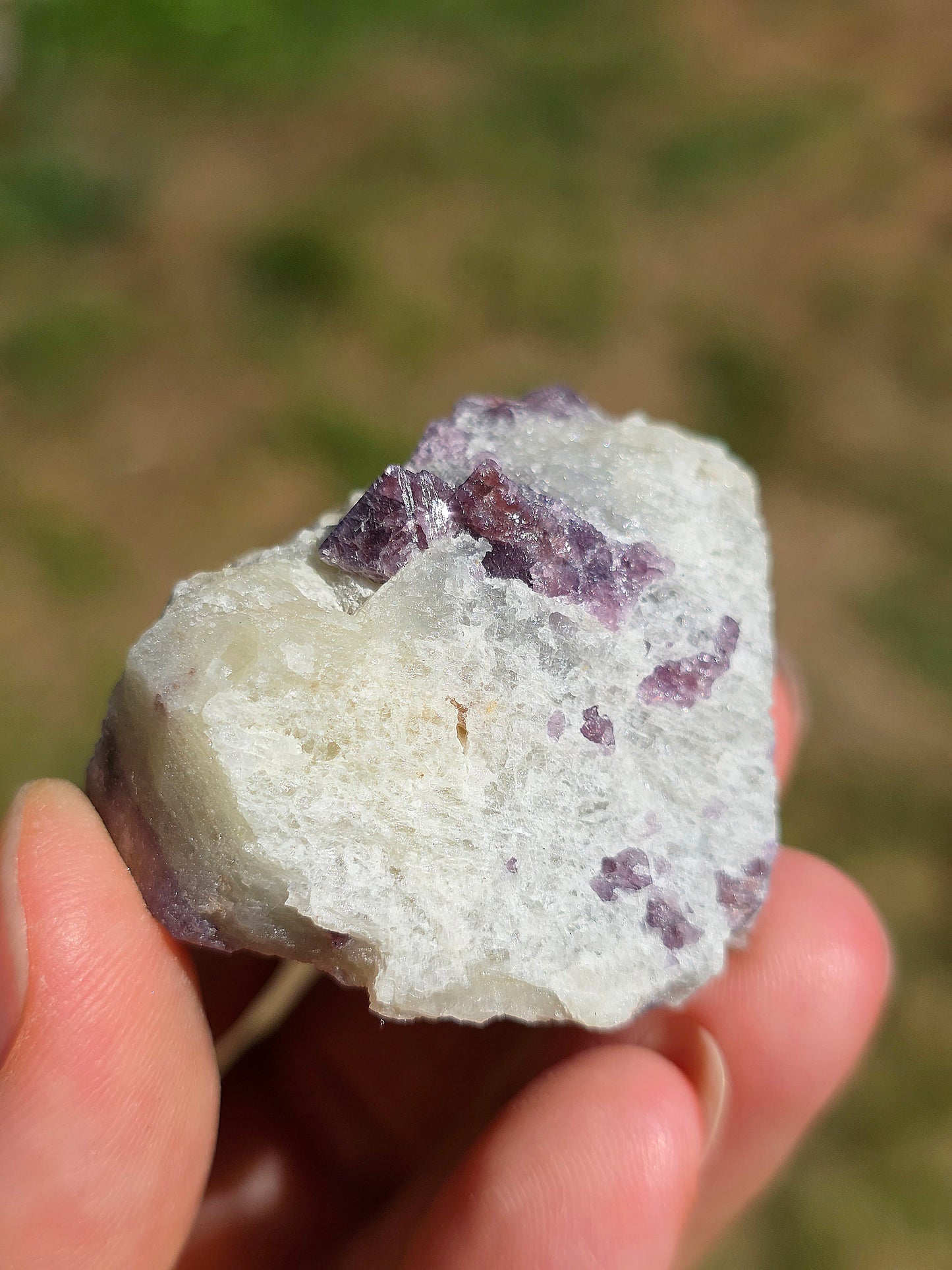 Spinelle violet brut sur Calcite blanche