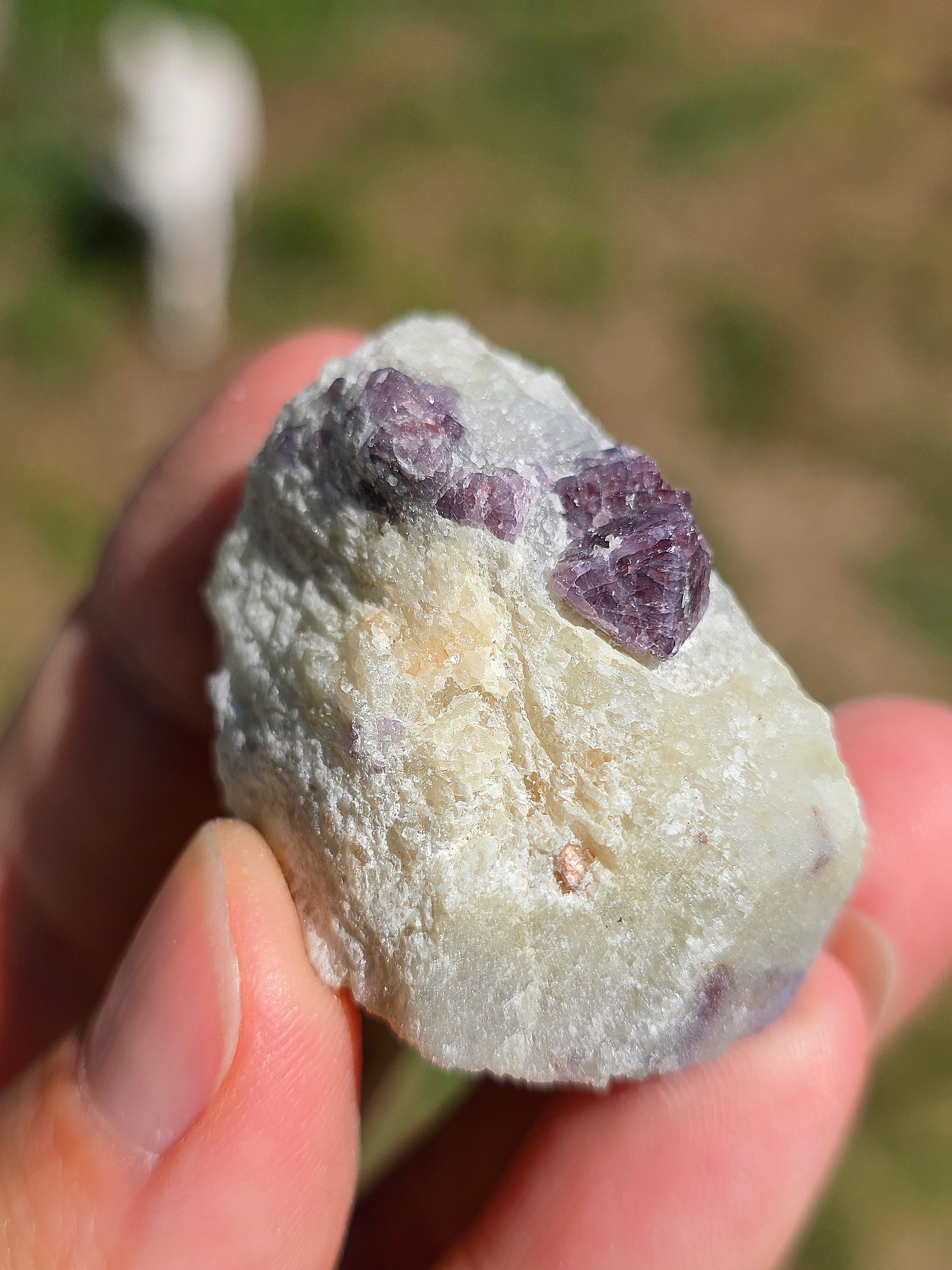 Spinelle violet brut sur Calcite blanche