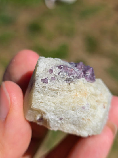 Spinelle violet brut sur Calcite blanche