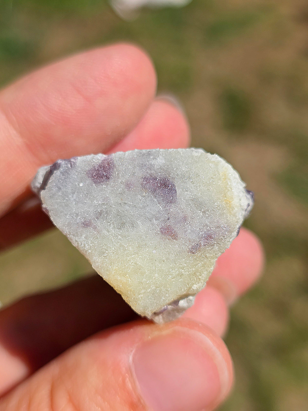 Spinelle violet brut sur Calcite blanche