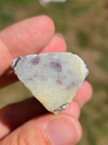 Spinelle violet brut sur Calcite blanche