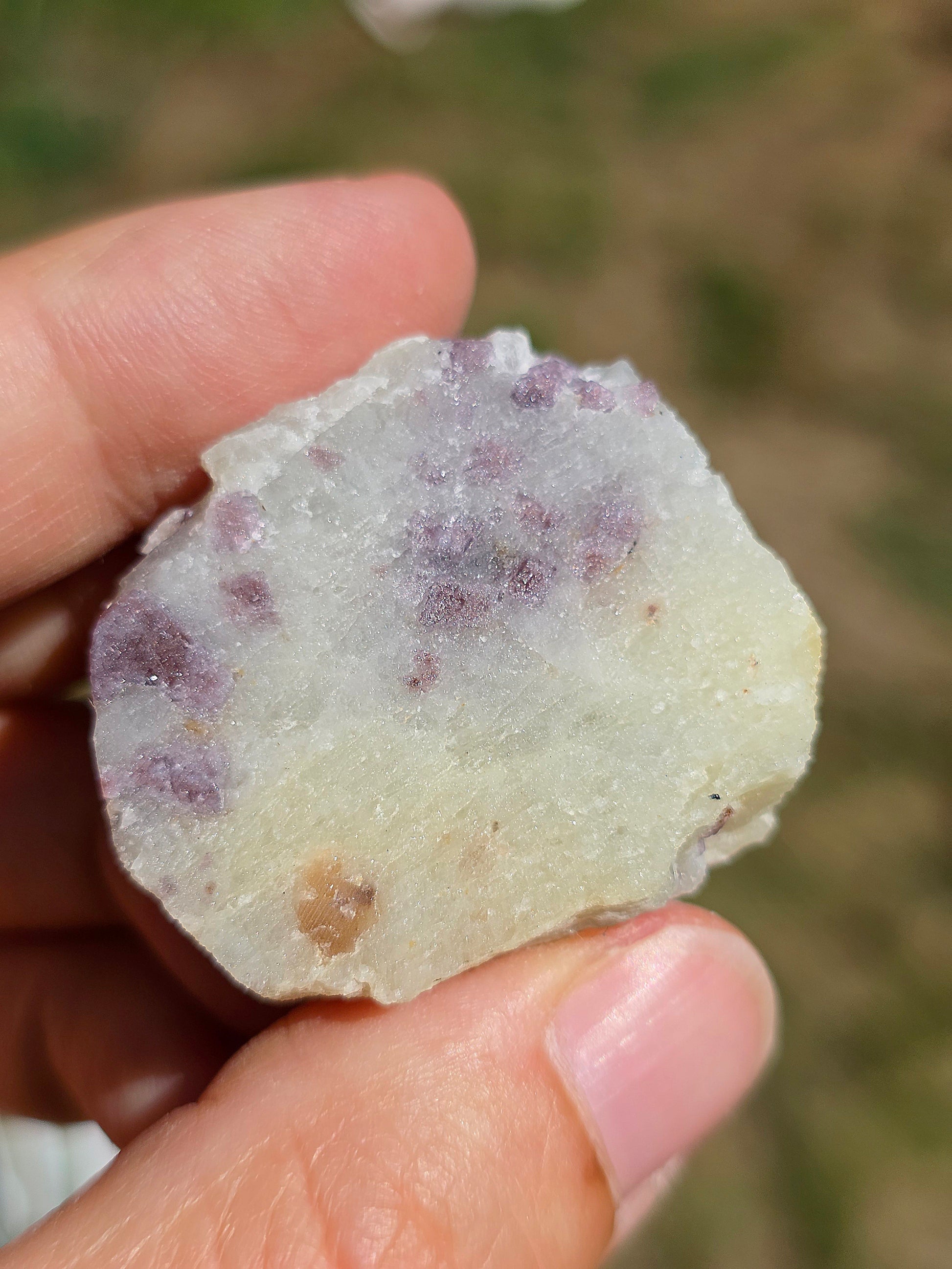 Spinelle violet brut sur Calcite blanche