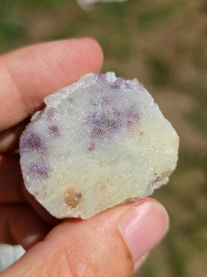 Spinelle violet brut sur Calcite blanche