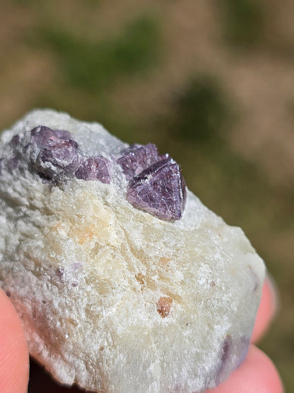 Spinelle violet brut sur Calcite blanche