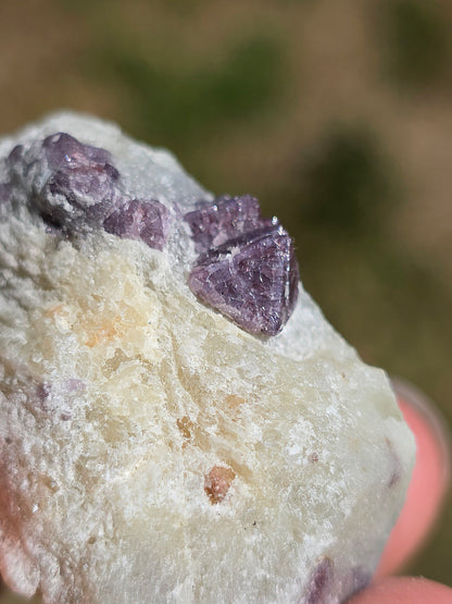Spinelle violet brut sur Calcite blanche