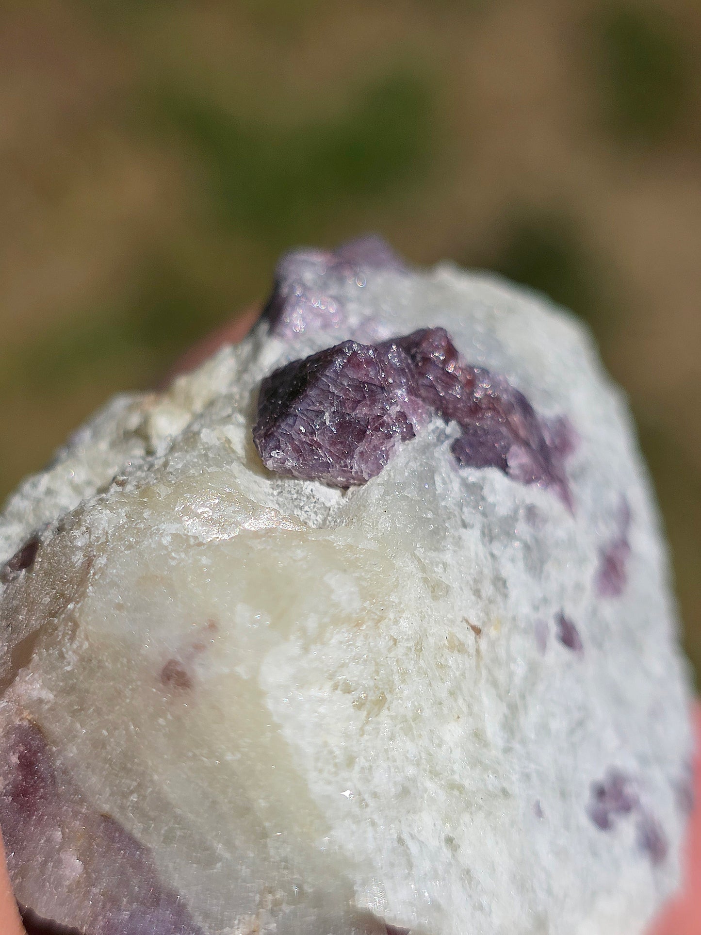 Spinelle violet brut sur Calcite blanche