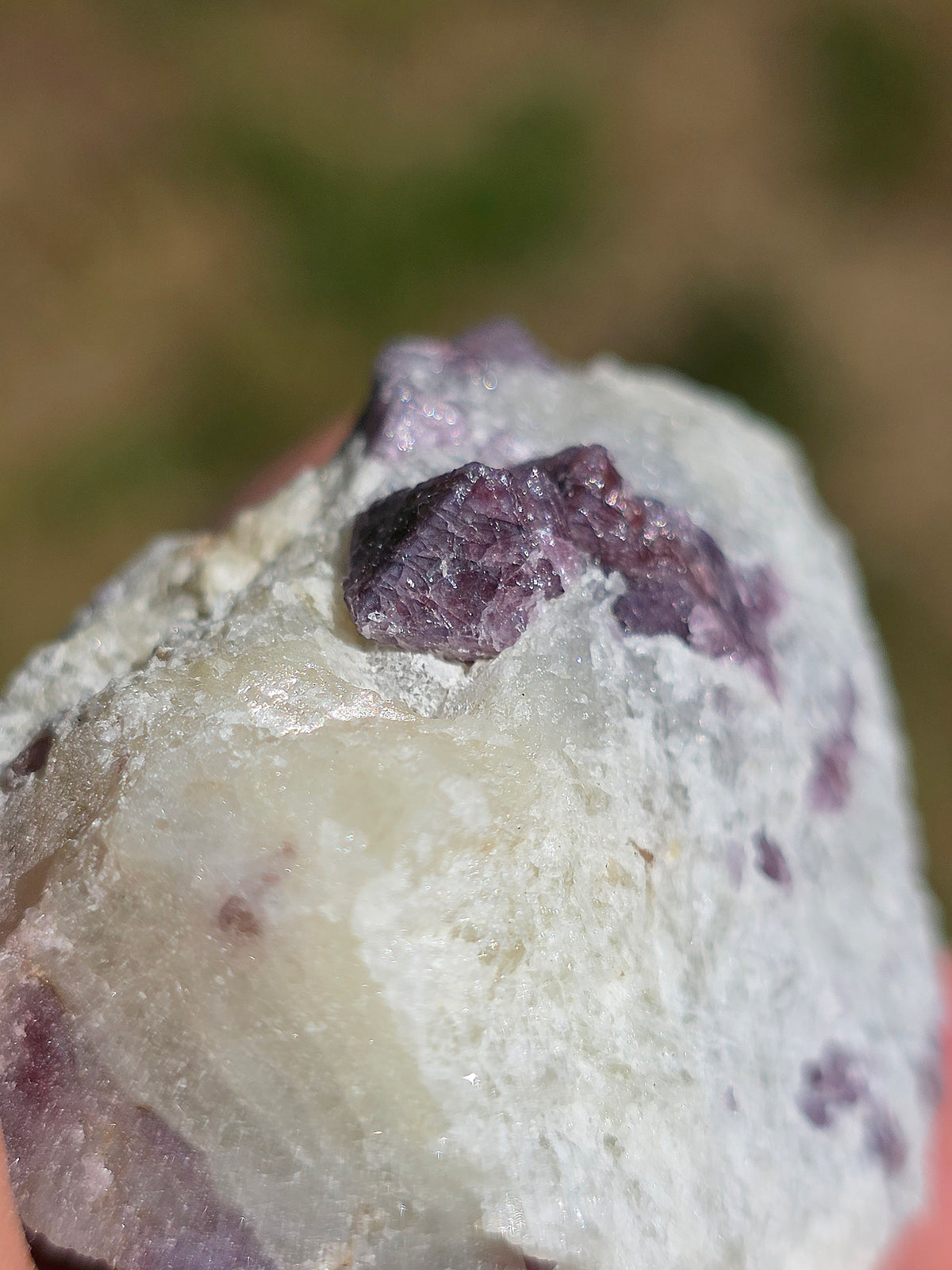 Spinelle violet brut sur Calcite blanche