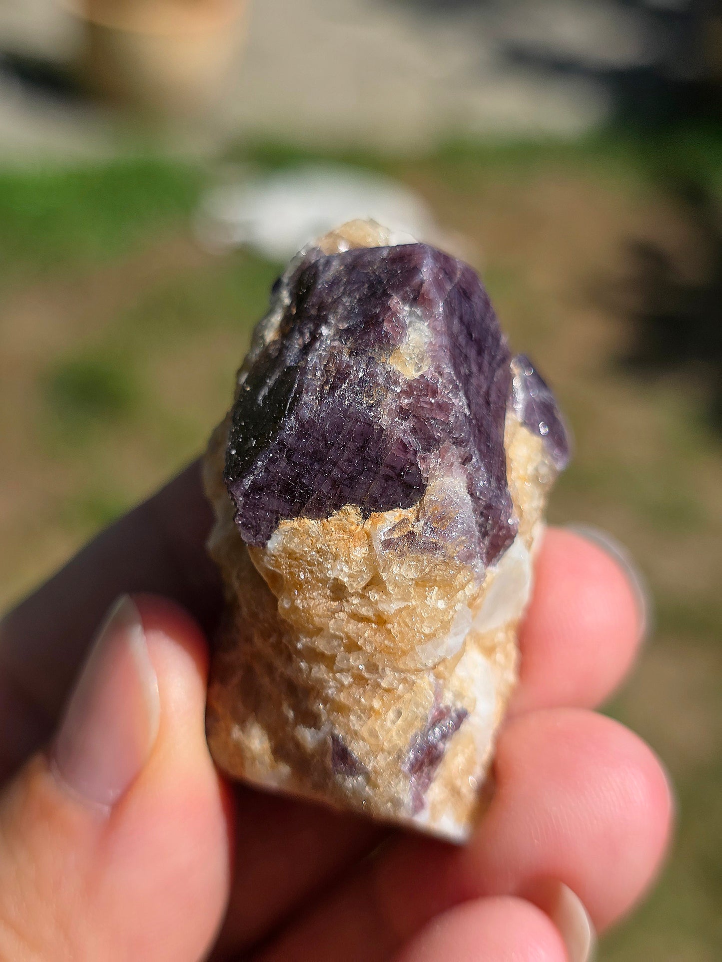 Spinelle violet brute sur Calcite blanche