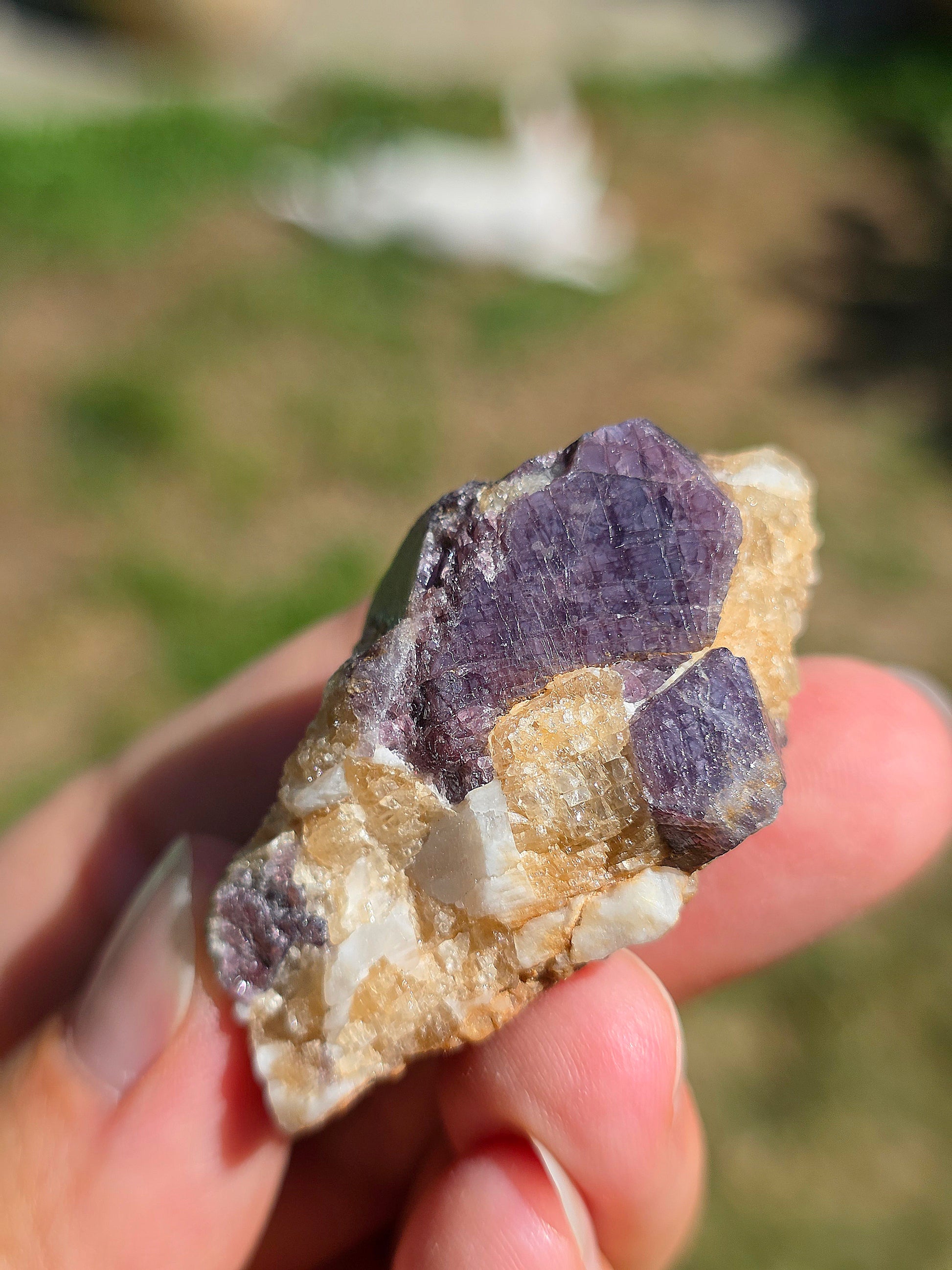 Spinelle violet brute sur Calcite blanche
