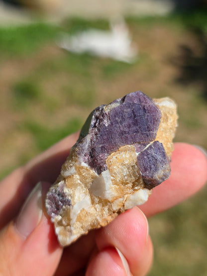 Spinelle violet brute sur Calcite blanche