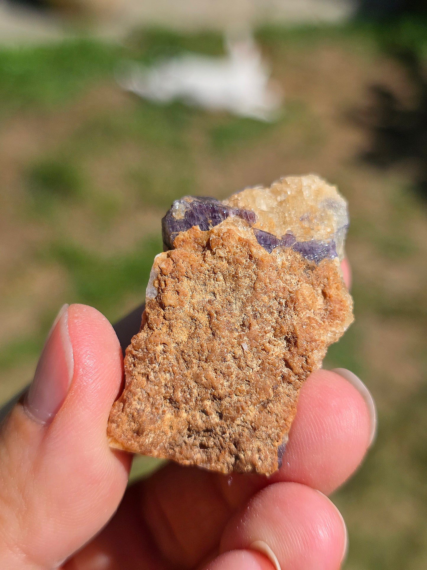 Spinelle violet brute sur Calcite blanche