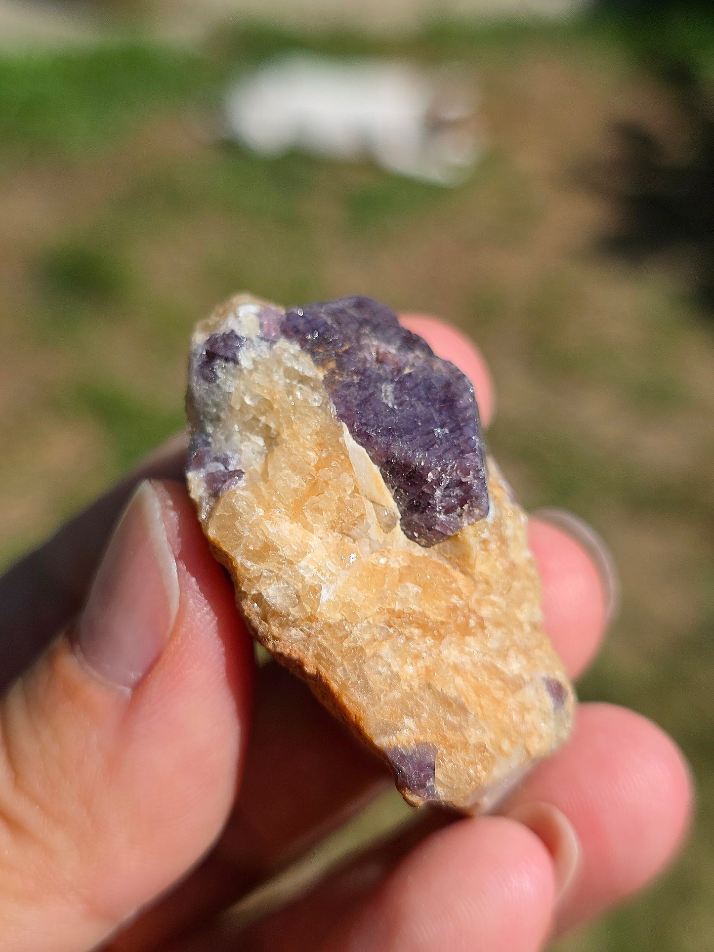 Spinelle violet brute sur Calcite blanche