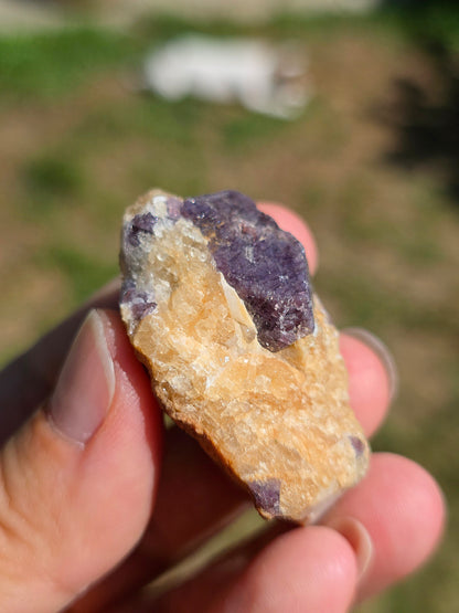 Spinelle violet brute sur Calcite blanche