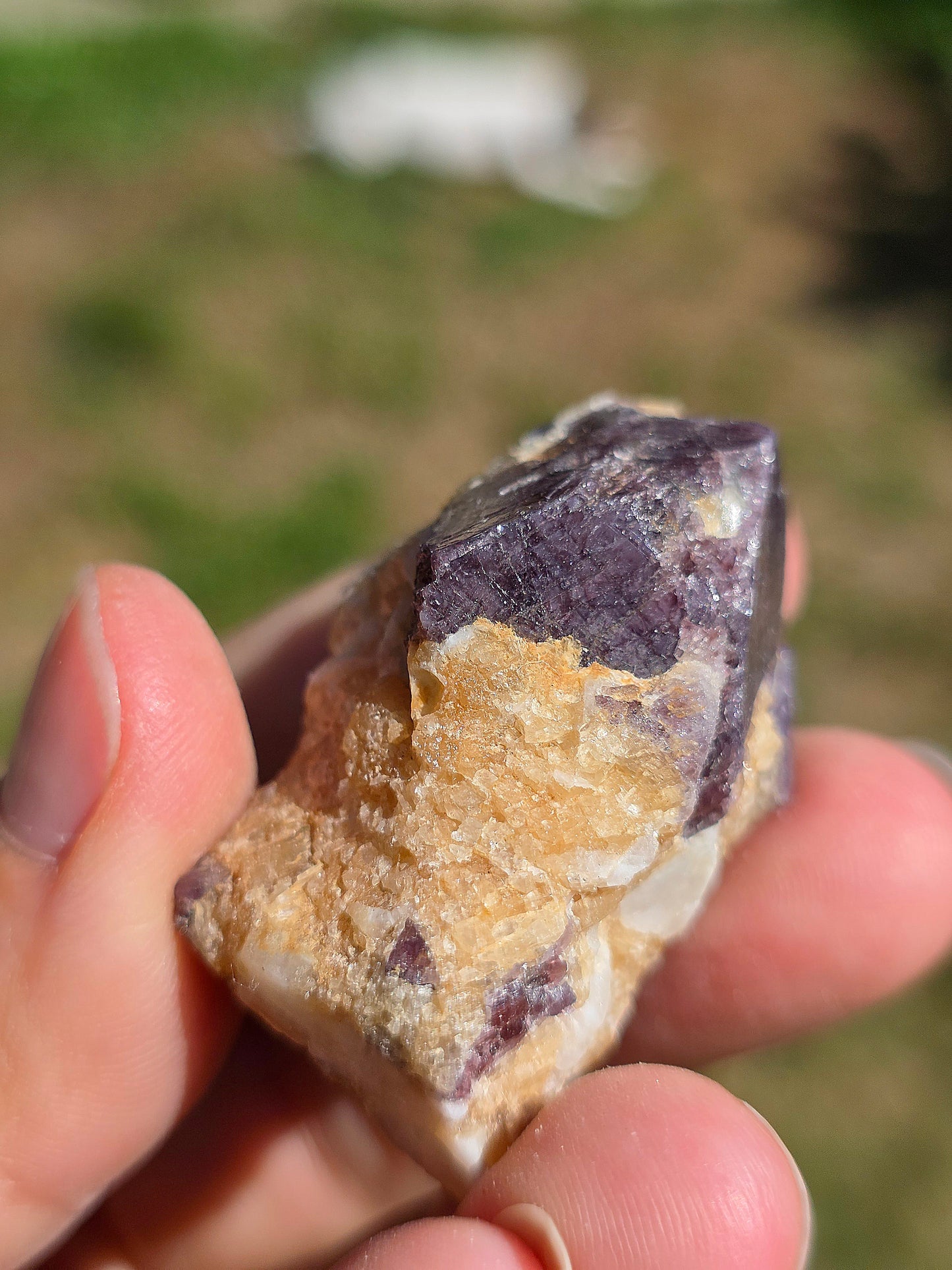 Spinelle violet brute sur Calcite blanche