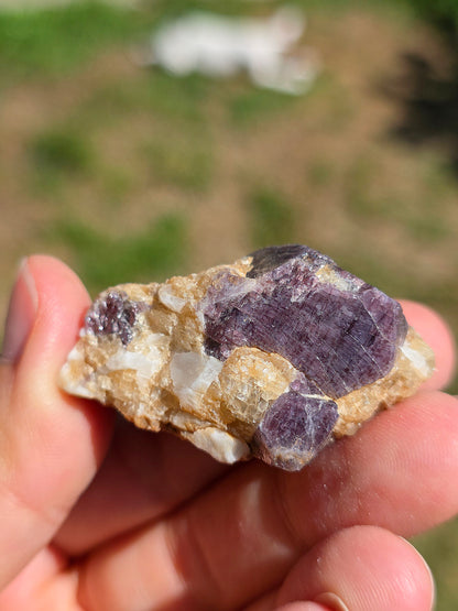 Spinelle violet brute sur Calcite blanche