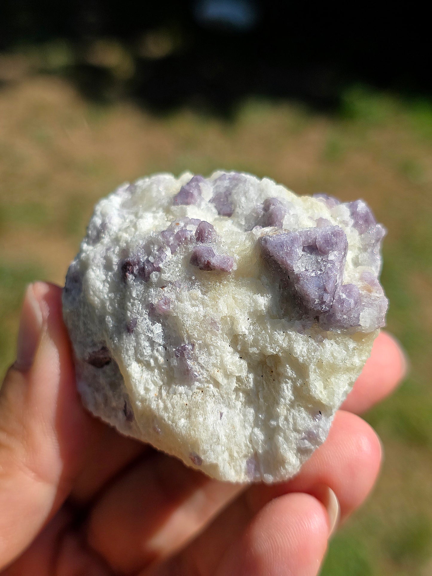 Spinelle violet brut sur calcite blanche