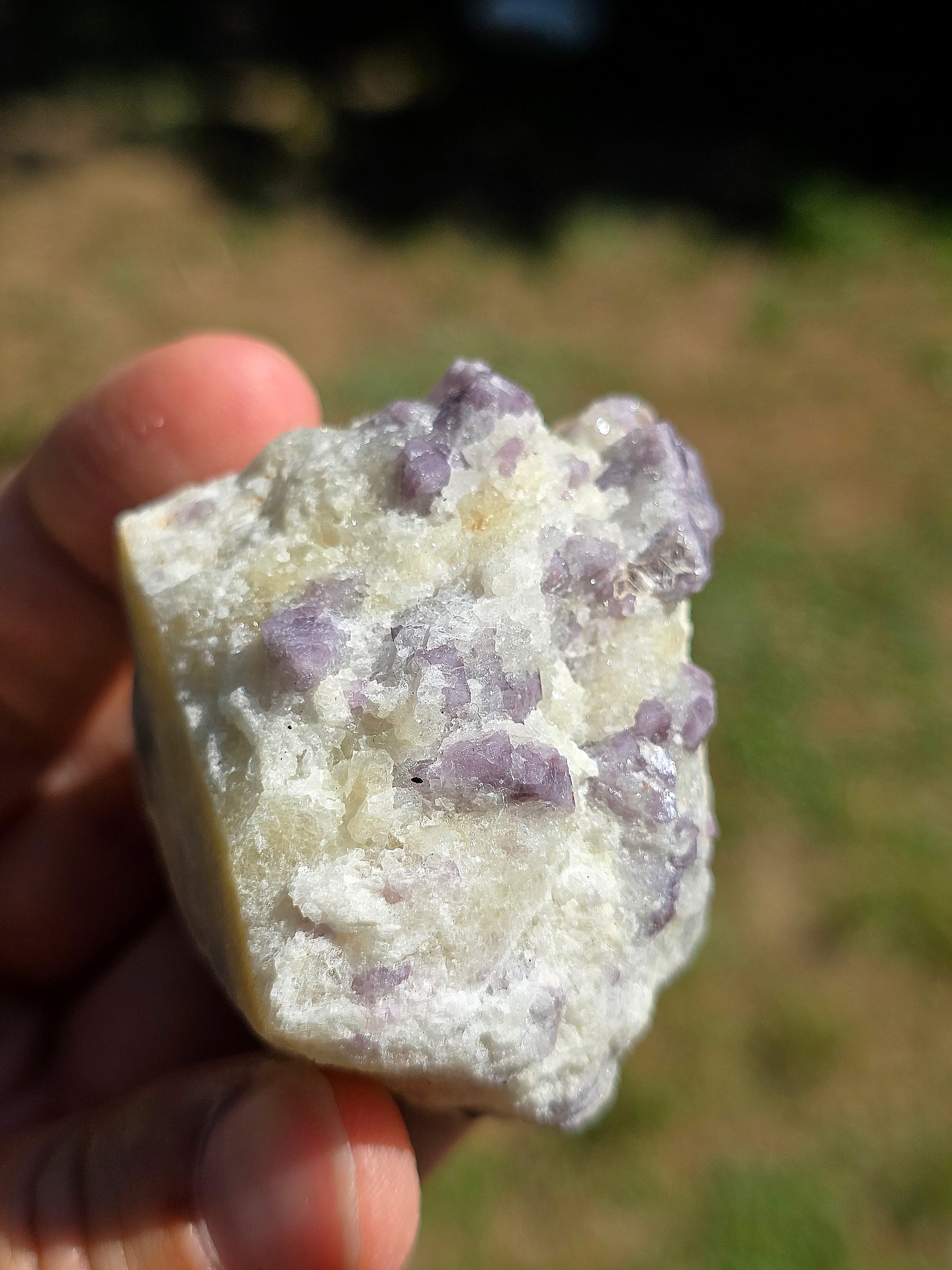 Spinelle violet brut sur calcite blanche