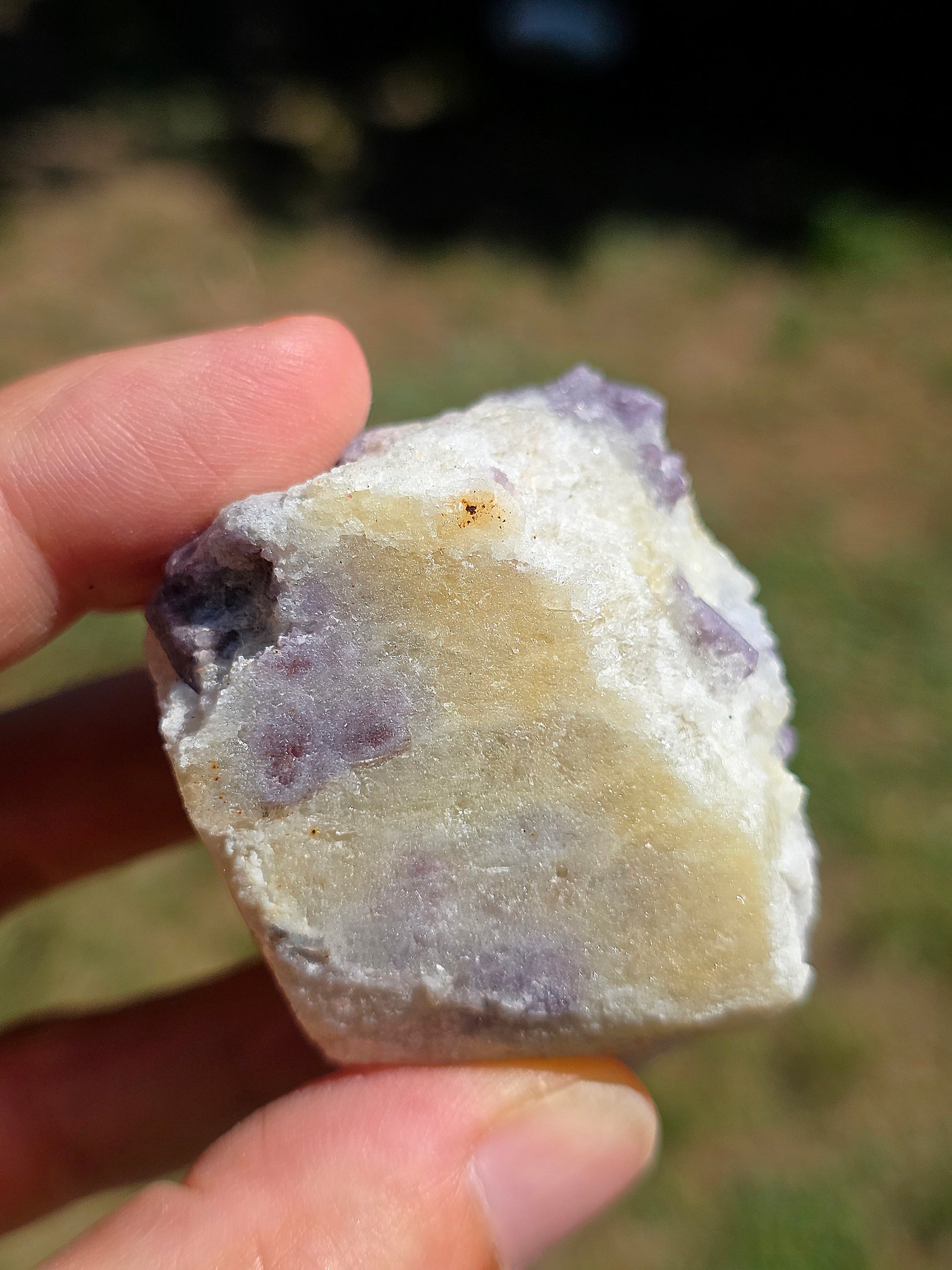Spinelle violet brut sur calcite blanche