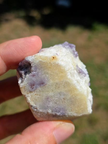 Spinelle violet brut sur calcite blanche