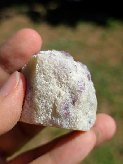 Spinelle violet brut sur calcite blanche
