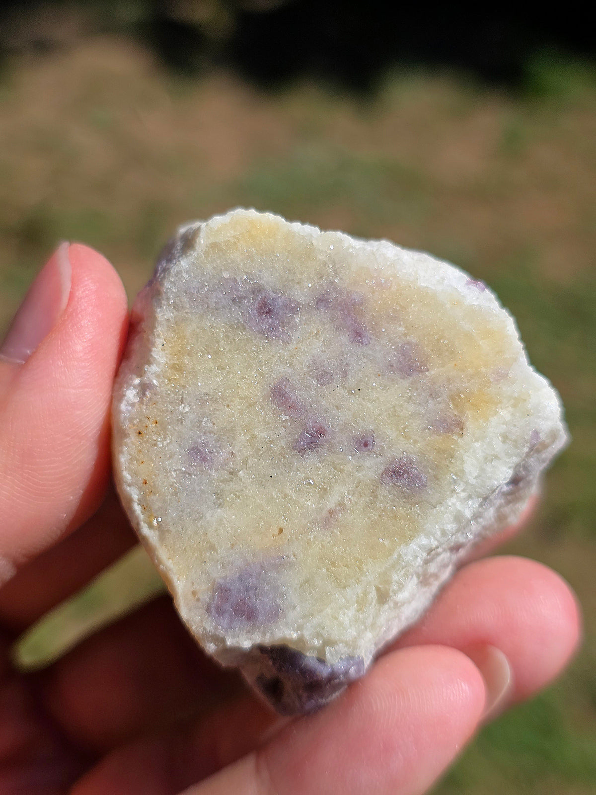 Spinelle violet brut sur calcite blanche