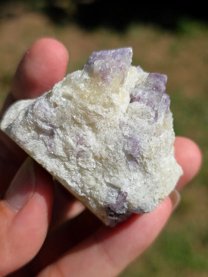 Spinelle violet brut sur calcite blanche