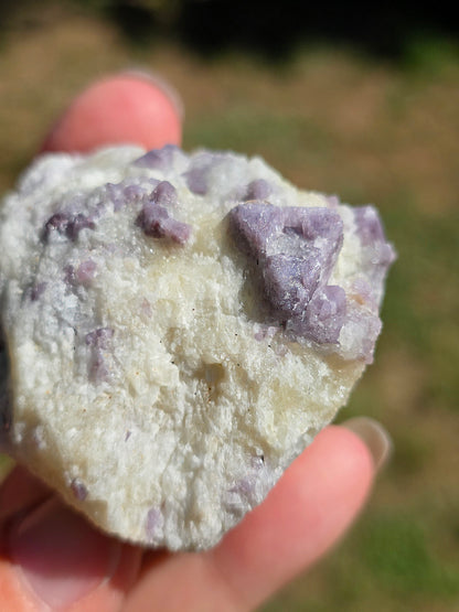Spinelle violet brut sur calcite blanche