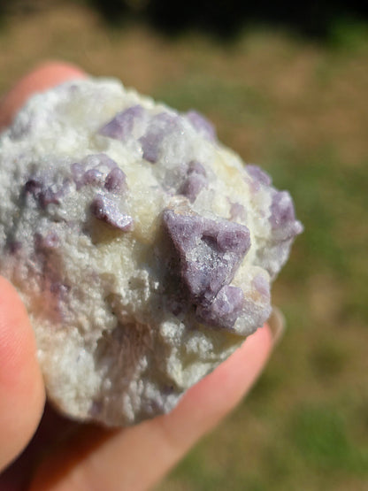 Spinelle violet brut sur calcite blanche