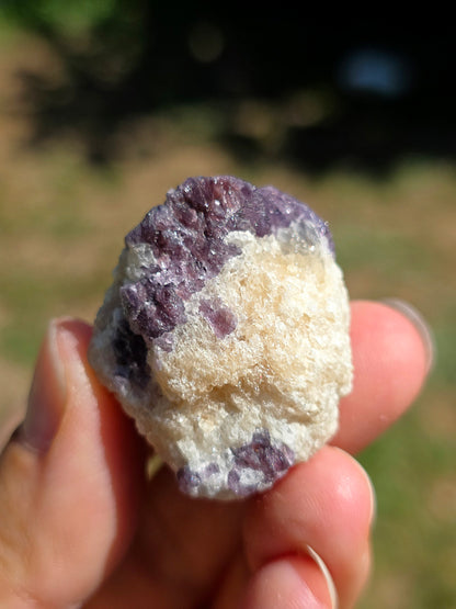 Spinelle violet brut sur Calcite blanche