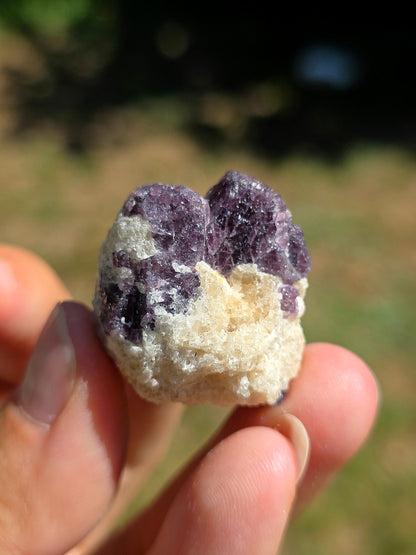 Spinelle violet brut sur Calcite blanche