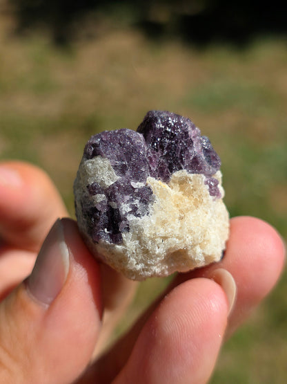 Spinelle violet brut sur Calcite blanche