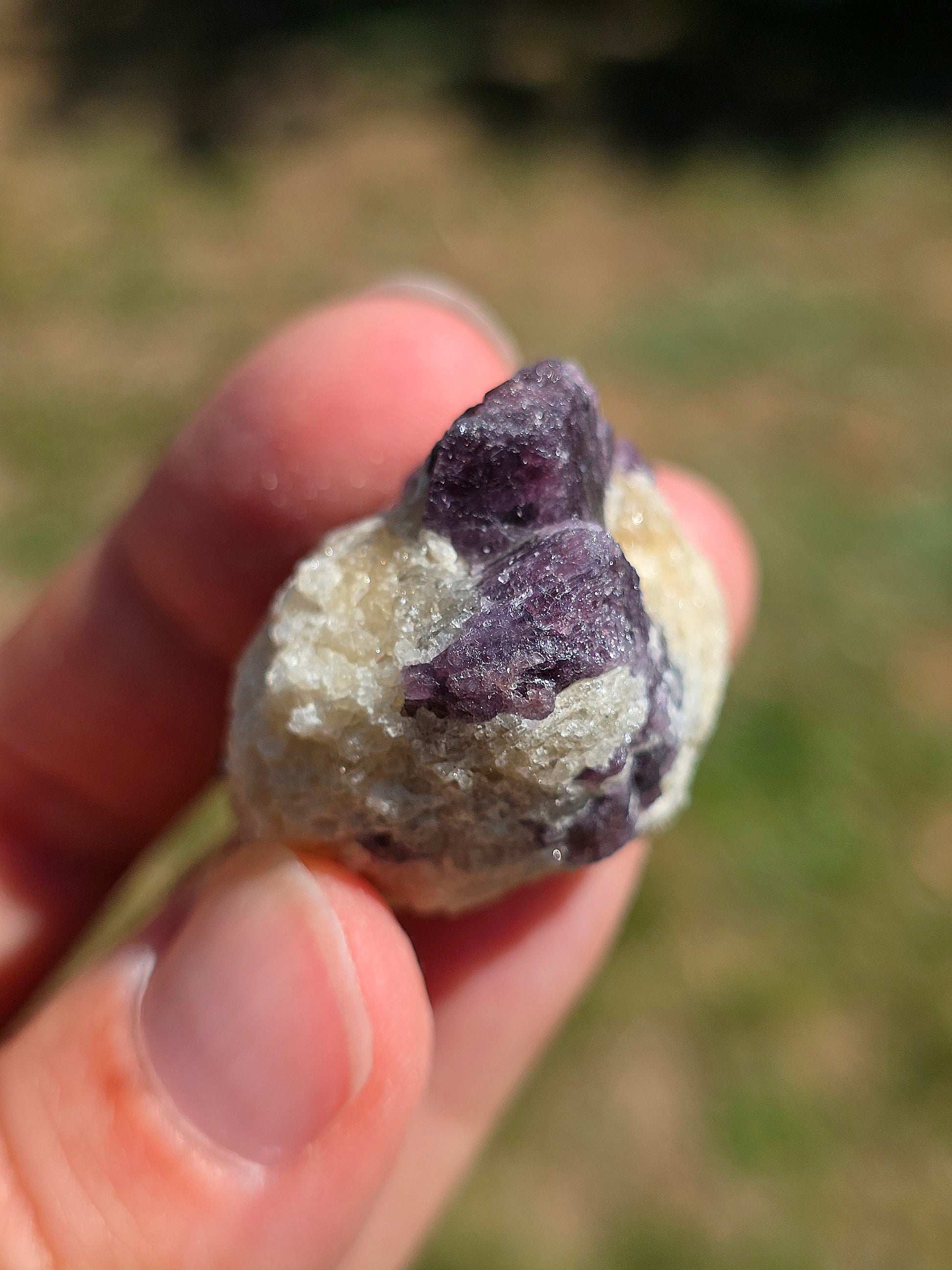 Spinelle violet brut sur Calcite blanche
